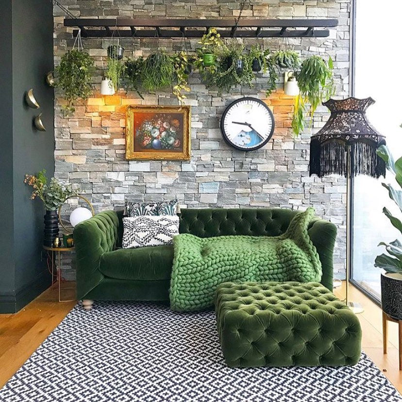 How to Decorate Living Room Walls on Budget